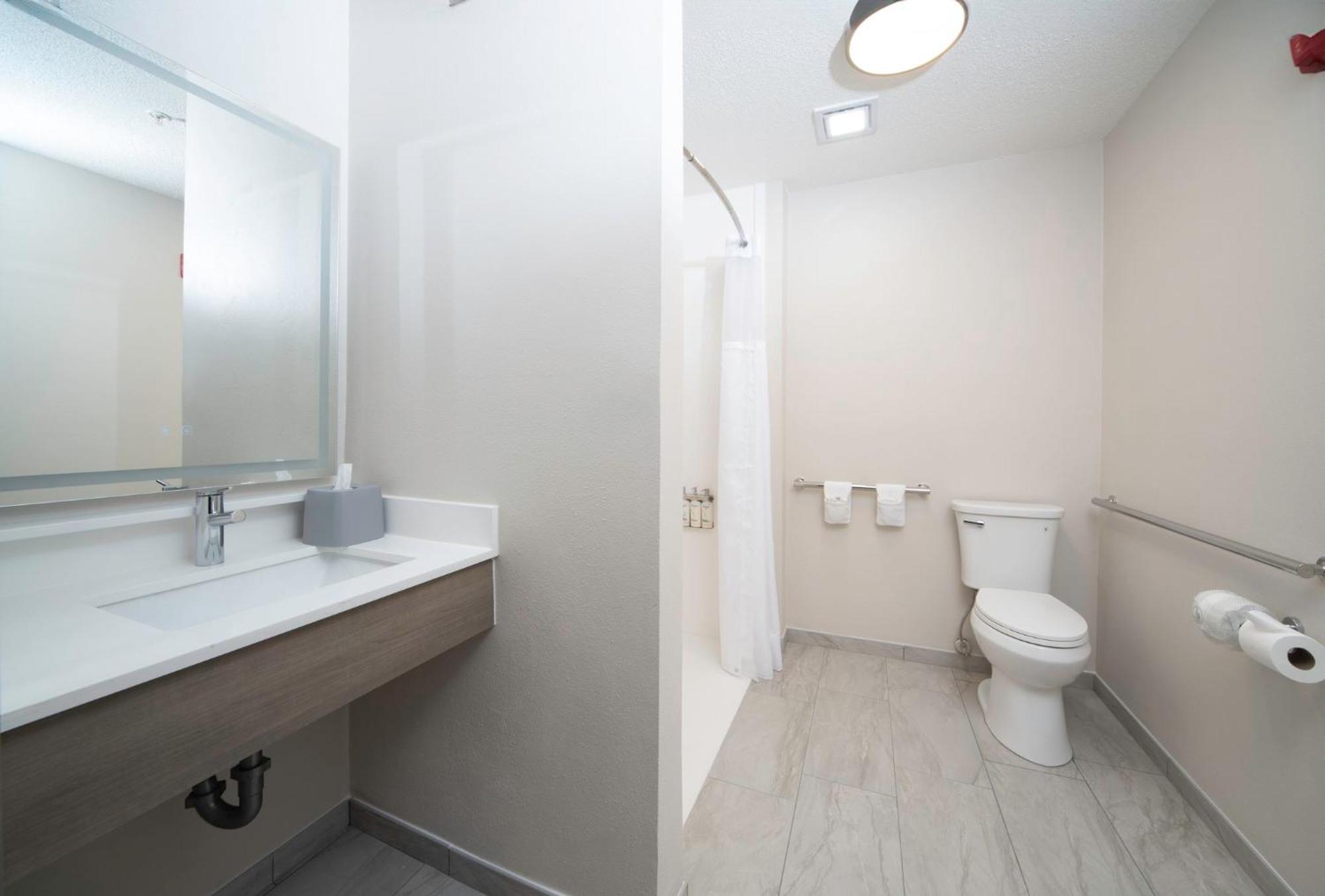 Express & - East By Ihg 3*