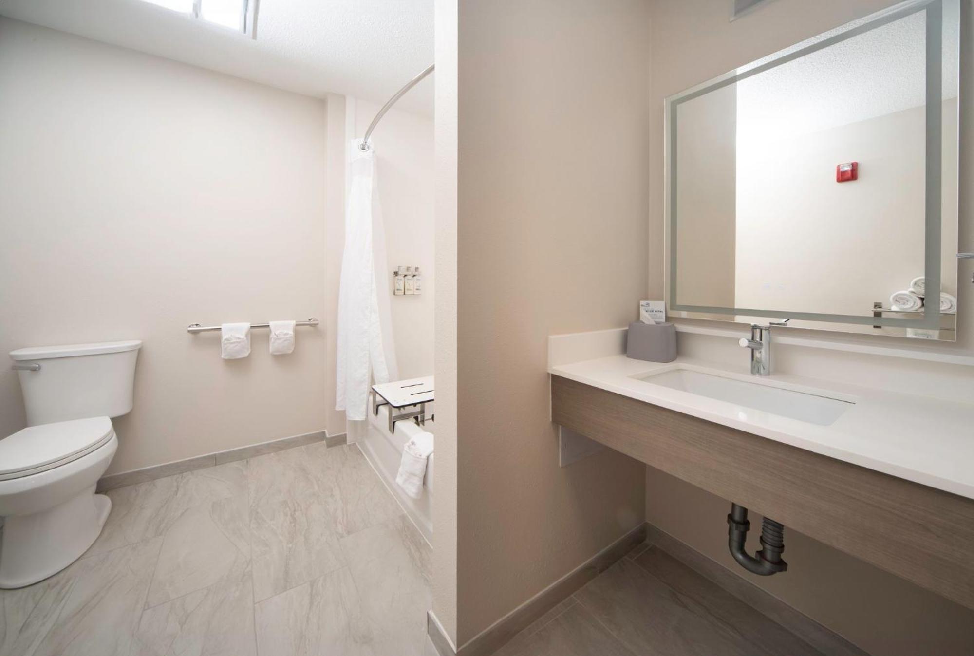Express & - East By Ihg Hotel 3*