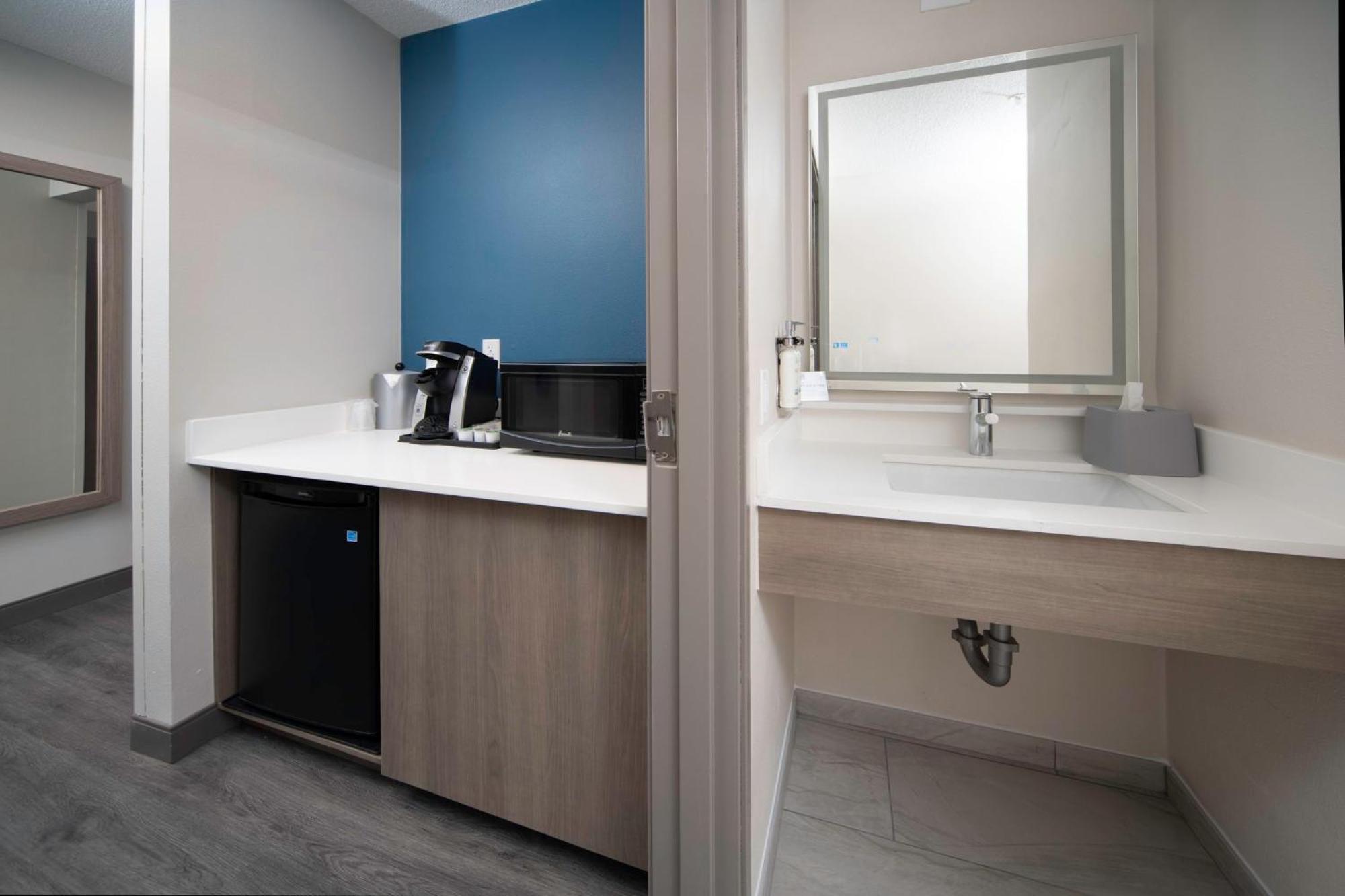 Express & - East By Ihg Hotel 3*